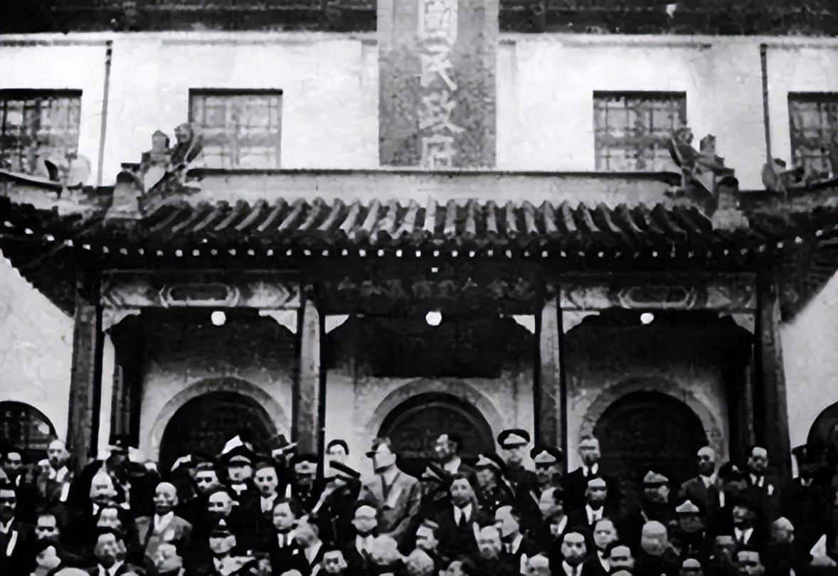 李时宇个人资料(1946年“汉奸”李时雨微笑受审，官至国民党少将，其实是我党特工)