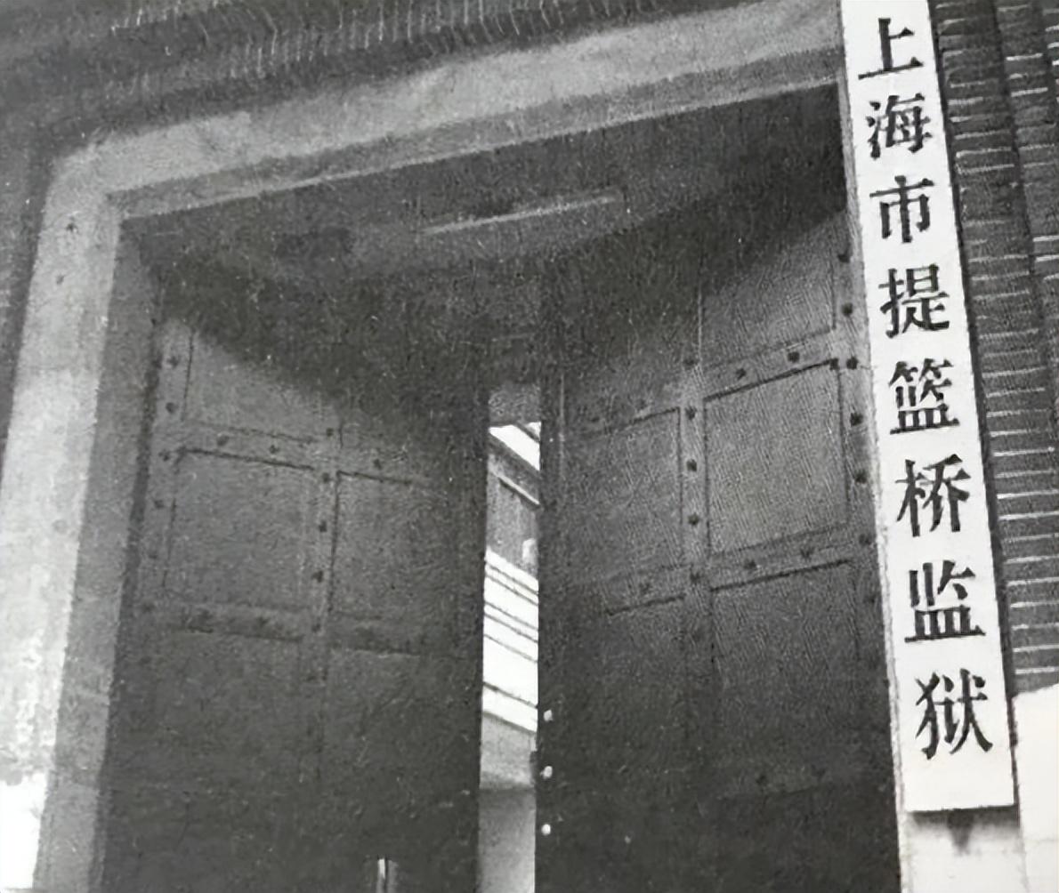 李时宇个人资料(1946年“汉奸”李时雨微笑受审，官至国民党少将，其实是我党特工)