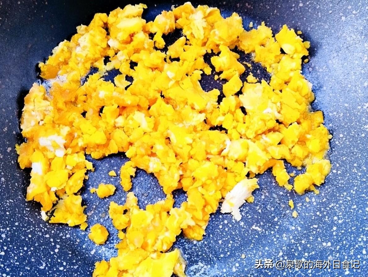 蛋黄焗南瓜的做法(咸蛋黄焗南瓜的做法，外酥里糯)