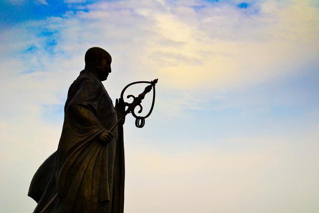 西安大雁塔南广场(西安大雁塔南广场的玄奘法师雕像，有没有震撼到你)