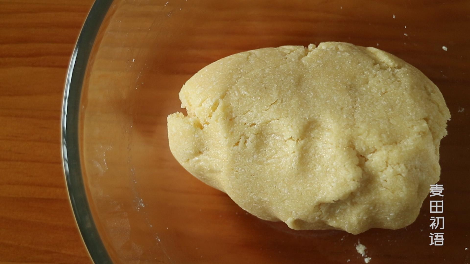 椰蓉月饼(自制椰蓉月饼，配方简单，不干不腻)