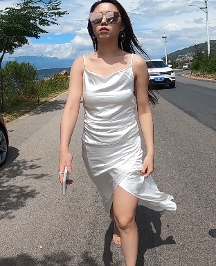 美腿女神《玲玲》白色吊带连衣裙