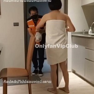 泰国女演员（VipClub）扮演成熟主妇裹浴袍拿外卖浴袍滑落，外卖小哥惊呆了！